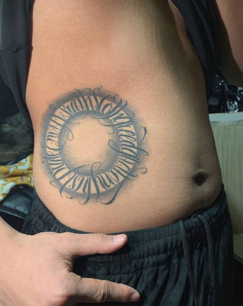 大圈圈纹身图片_腰部腹部花体字纹身图案