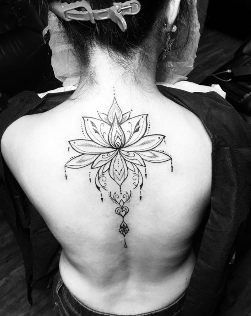 莲花纹身图片_背部点刺几何纹身图案