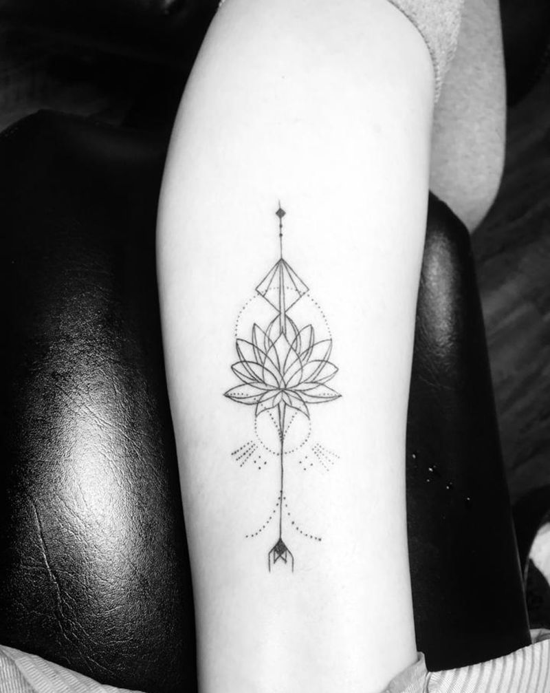 莲花纹身图片_腿部点刺几何纹身图案