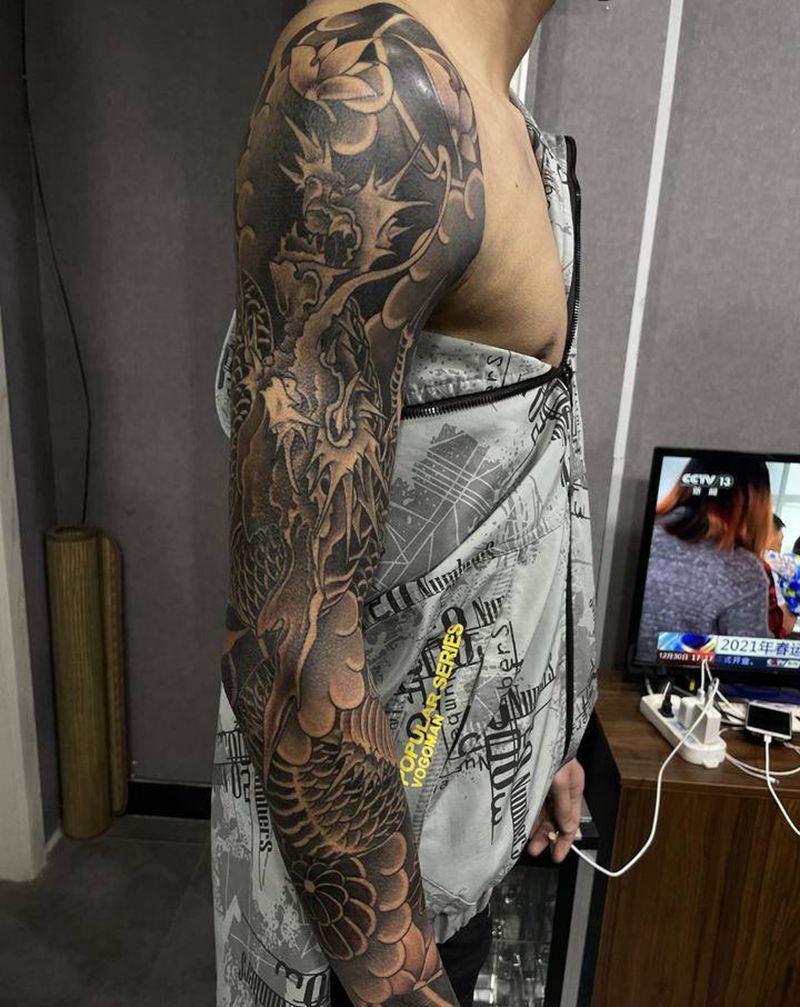 花臂龙纹身图片_手臂老传统纹身图案