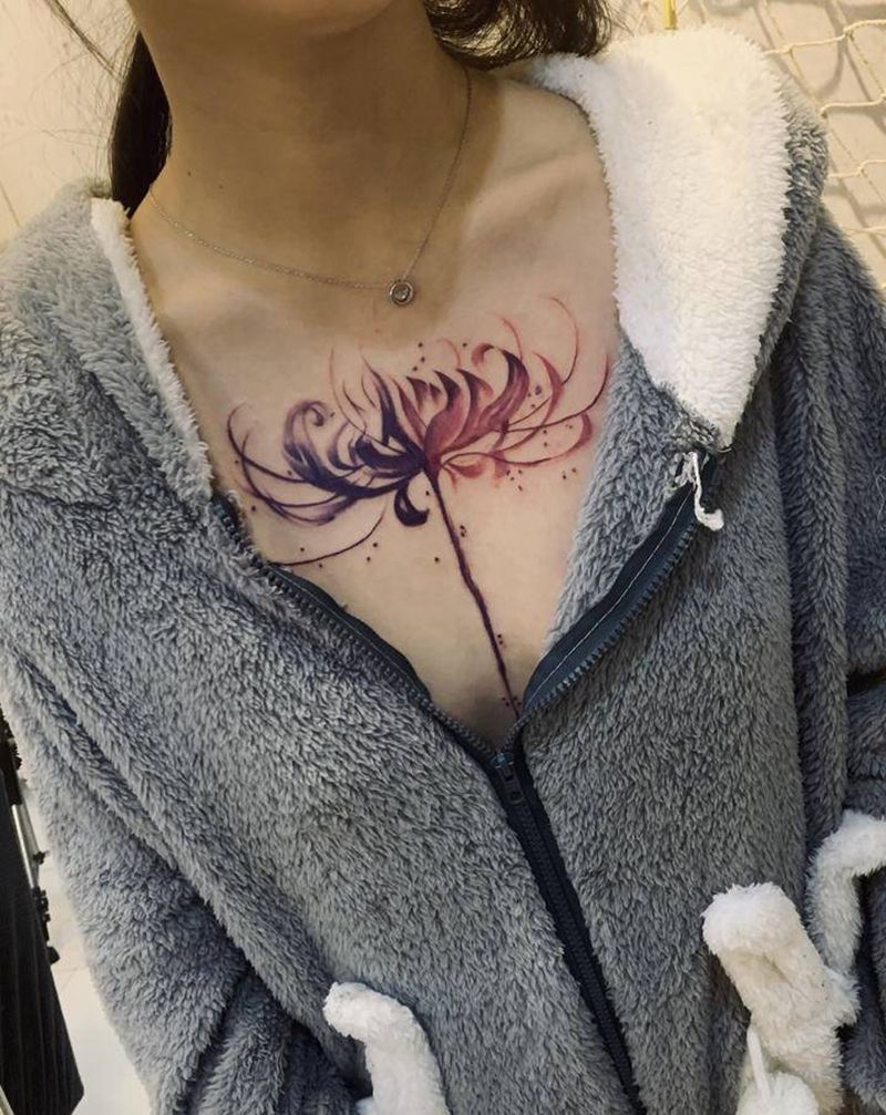 彼岸花纹身图片_胸部水彩纹身图案