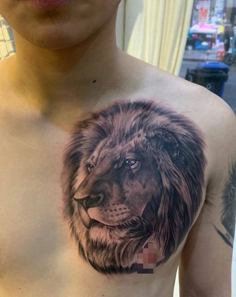 狮子纹身图片_胸部欧美写实纹身图案