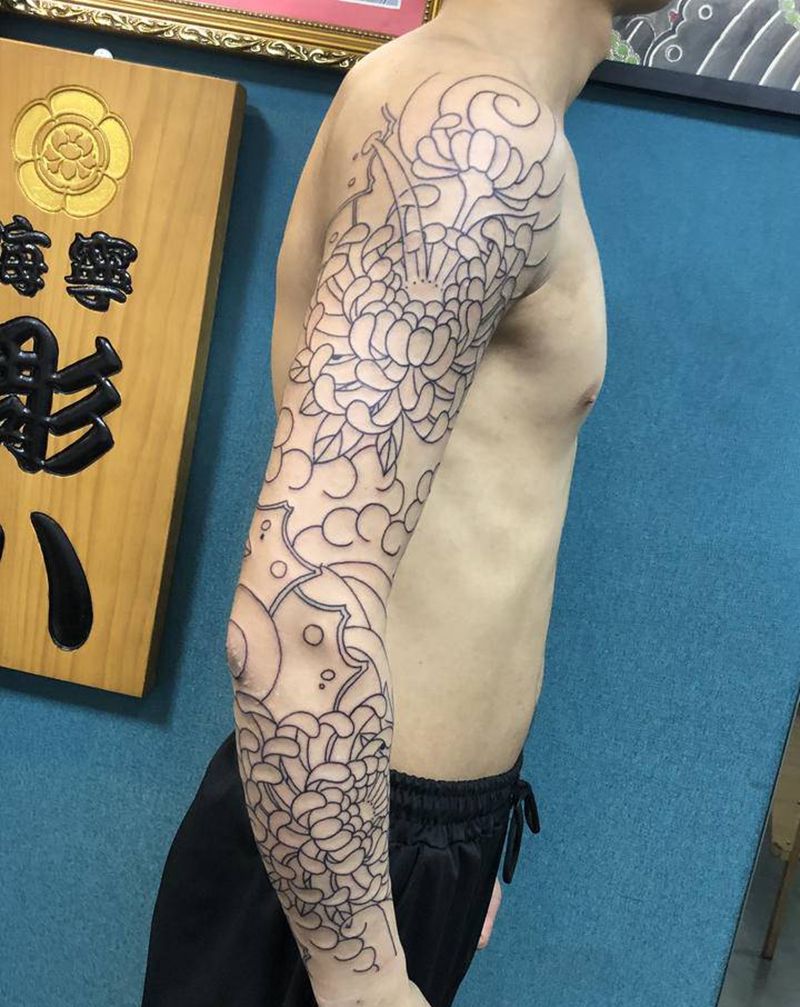 菊纹身图片_手臂老传统纹身图案