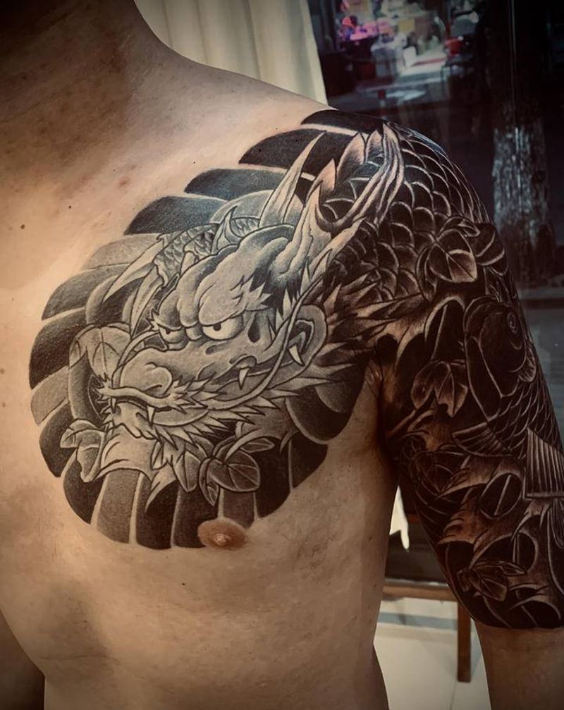 半甲龙纹身图片_胸部手臂老传统纹身图案