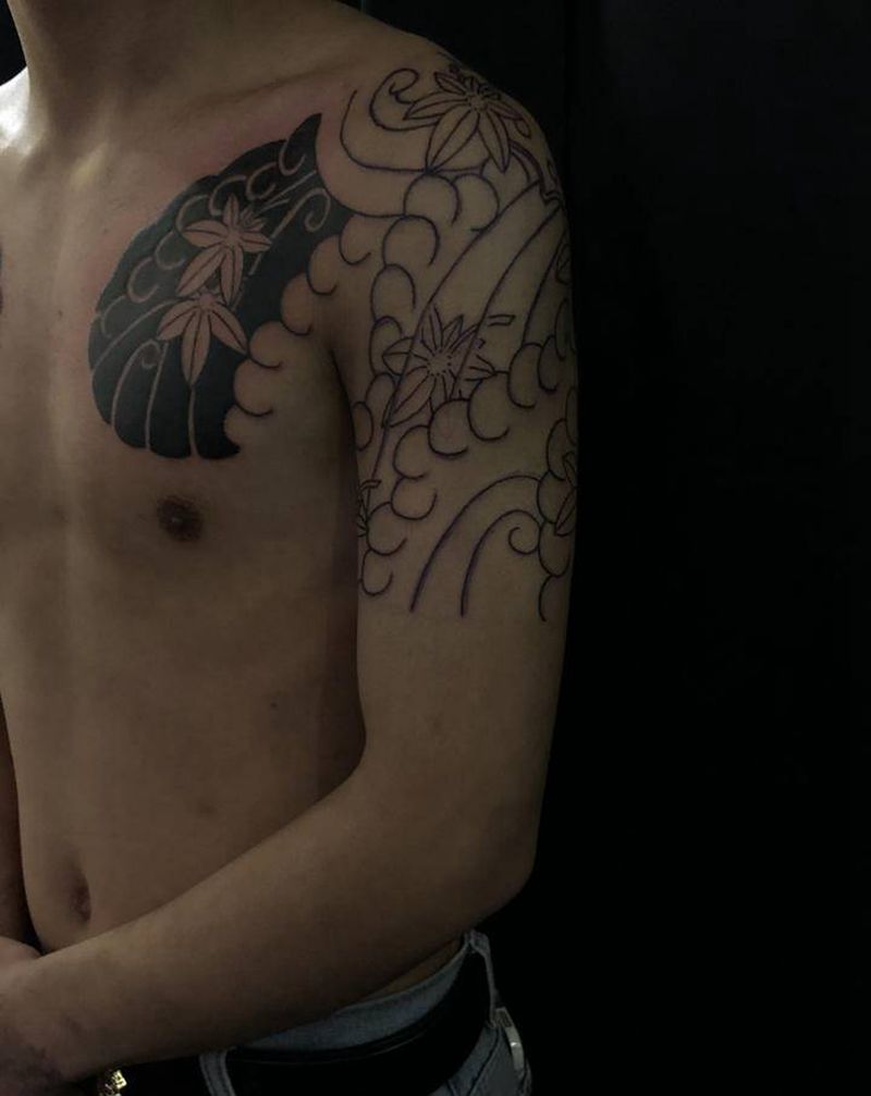 樱花枫叶半胛纹身图片_胸部手臂老传统纹身图案