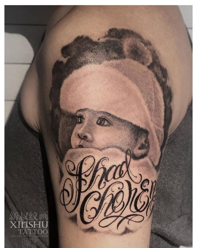 顾客儿子肖像纹身图片_手臂欧美写实花体字纹身图案