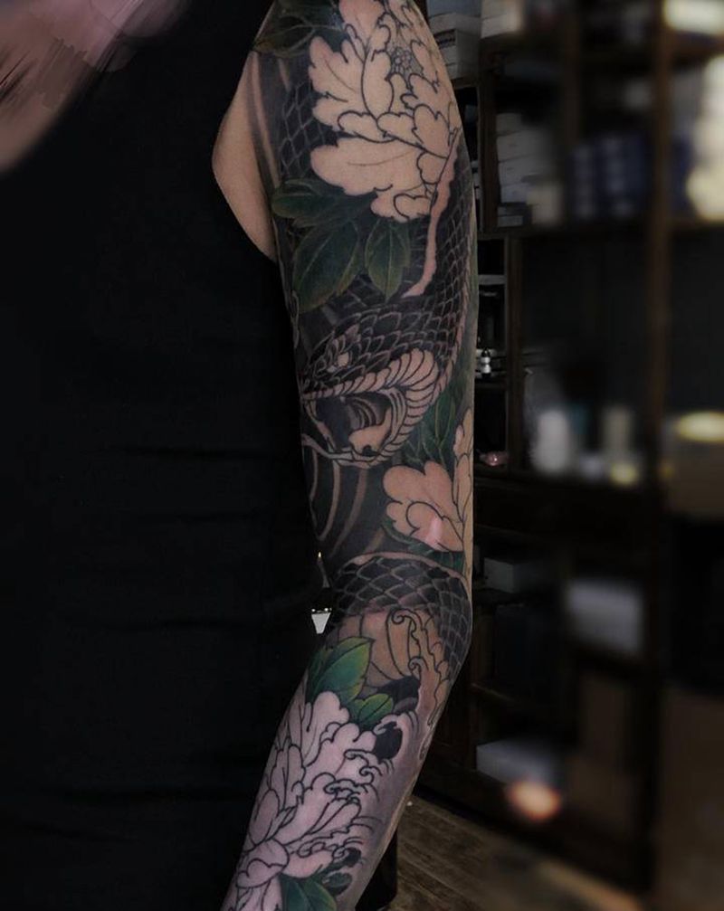 蛇盘牡丹纹身图片_手臂新传统蛇牡丹浪花纹身图案