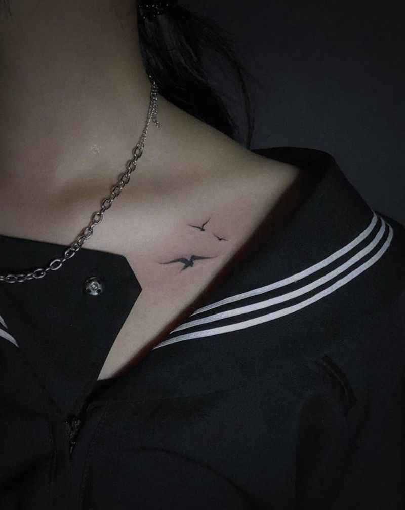 飞鸟纹身图片_颈部胸部小清新女生纹身图案