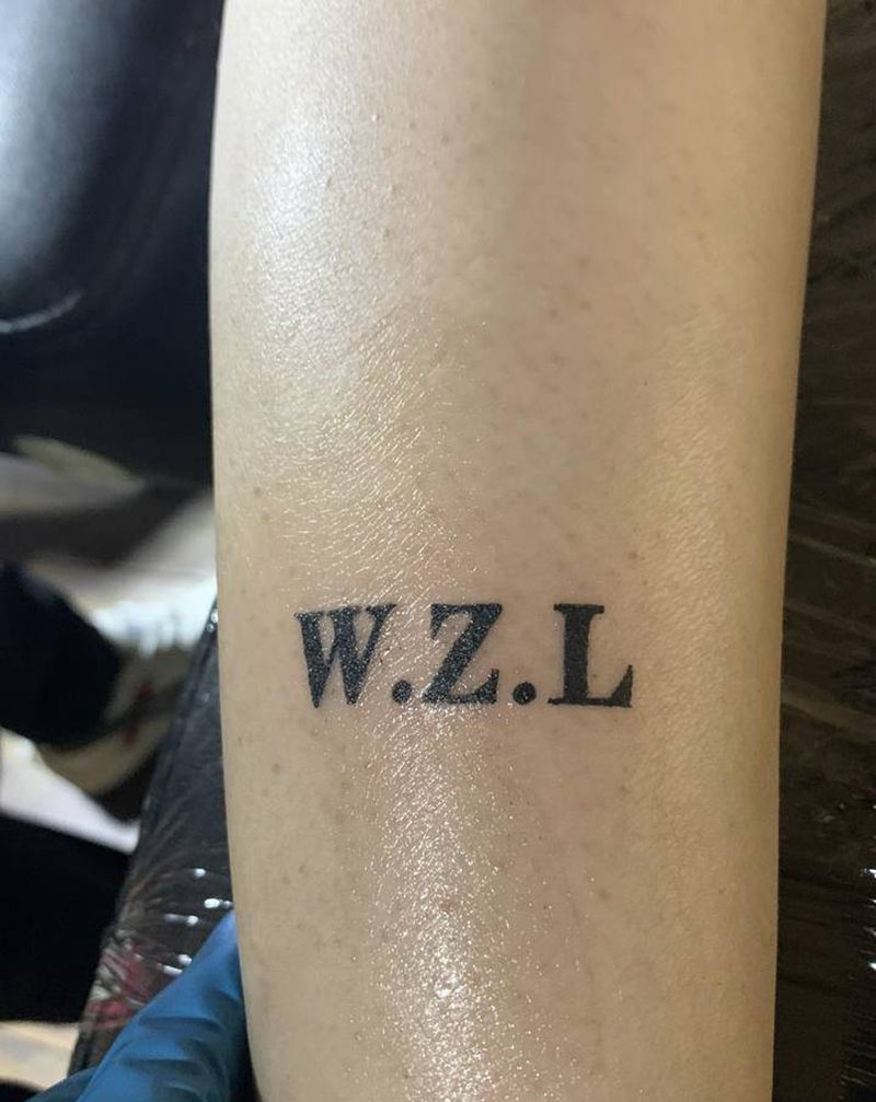 字母纹身图片_腿部纹身图案