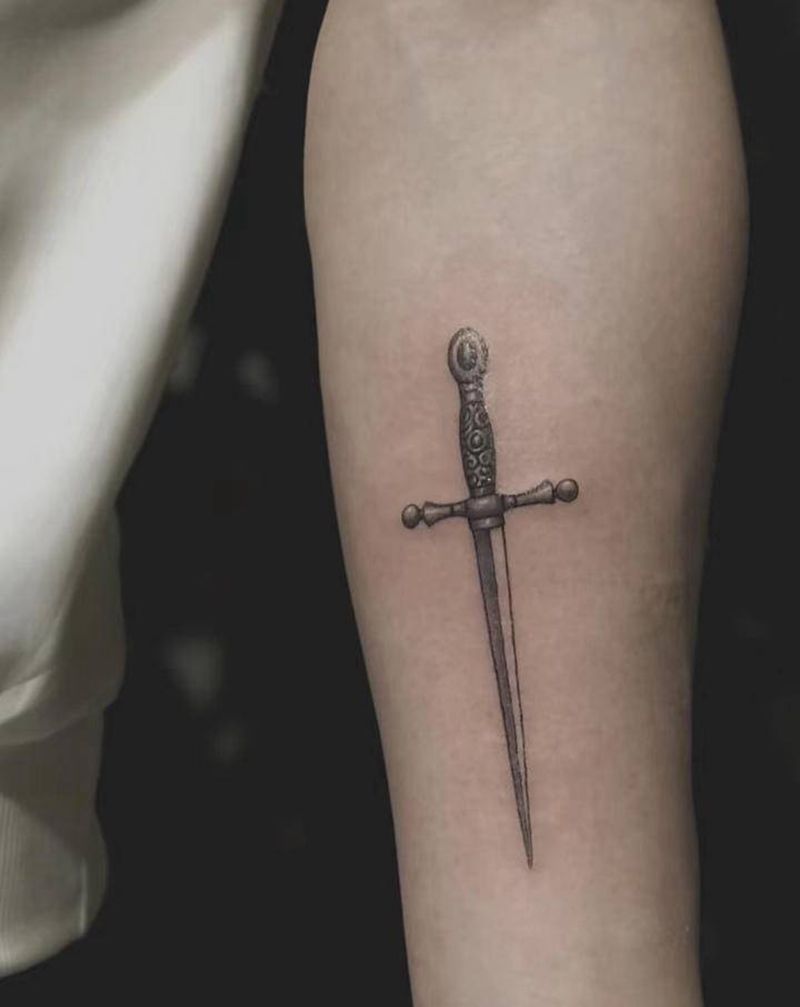 匕首纹身图片_手臂纹身图案