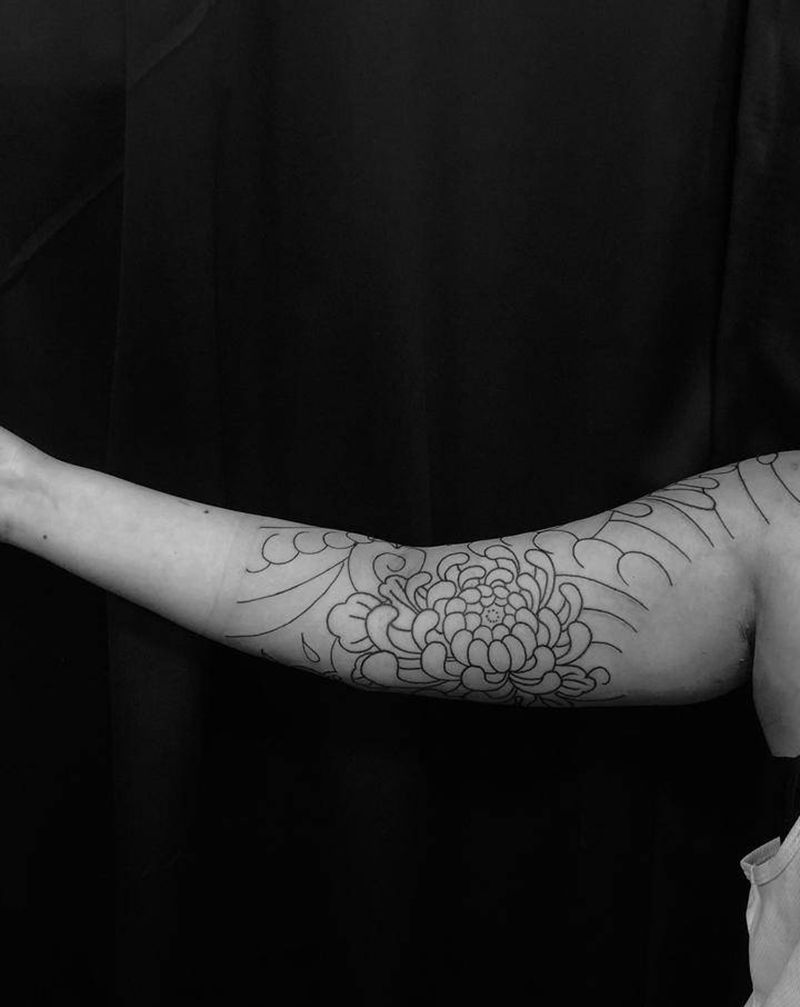 老传统菊花七分袖纹身图片_手臂老传统纹身图案