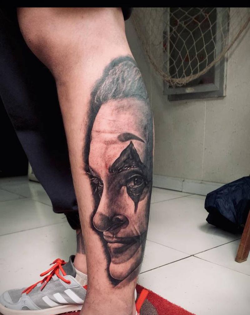 小丑纹身图片_腿部欧美写实纹身图案