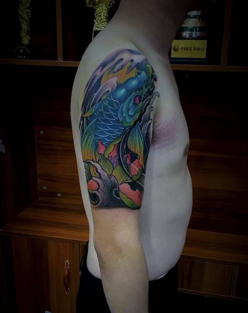 大臂鲤鱼，遮盖作品纹身图片_手臂新传统纹身图案