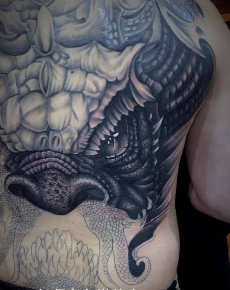 龙威未完成纹身图片_背部纹身图案