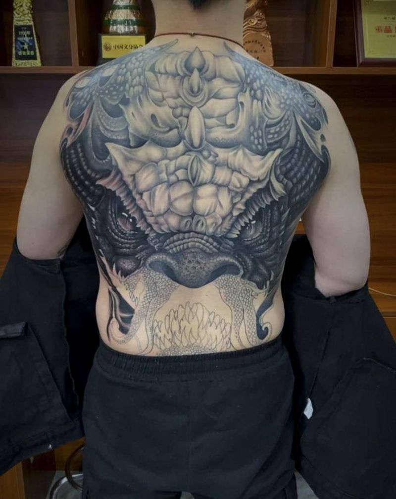 今日又做一点，龙威纹身图片_背部纹身图案