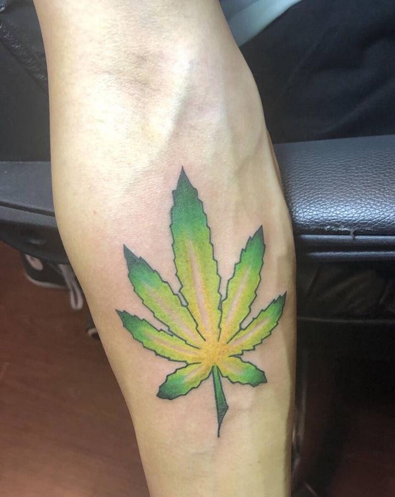 大麻叶纹身图片_手臂水彩小清新纹身图案