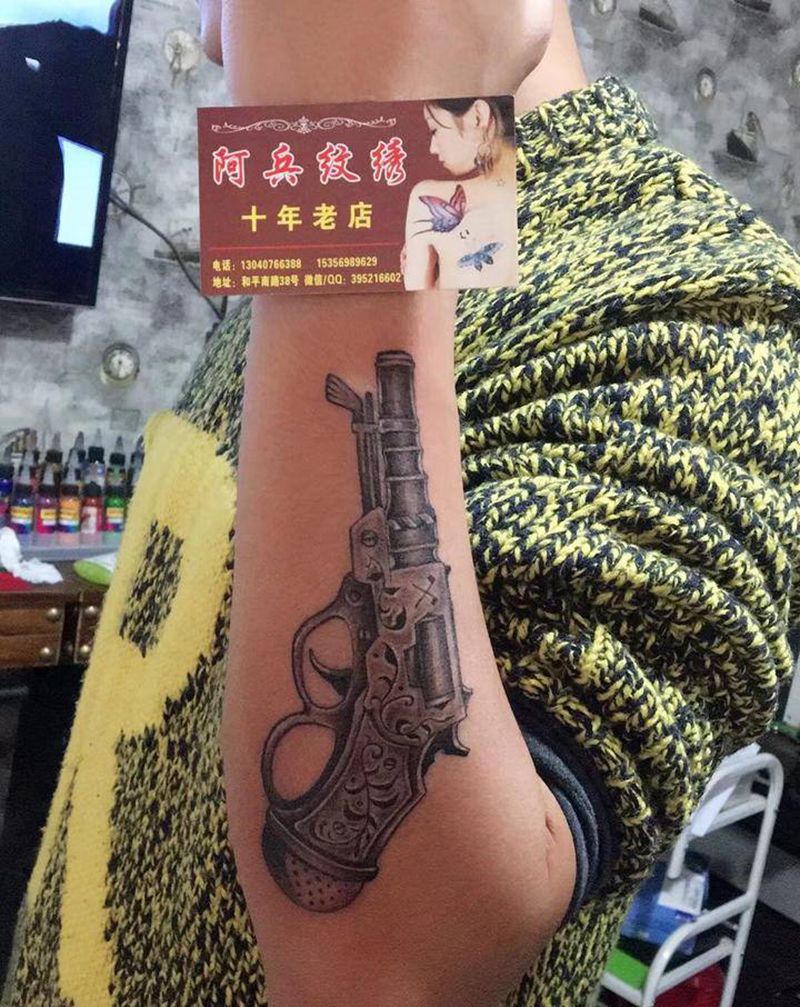 手枪纹身图片_手臂纹身图案