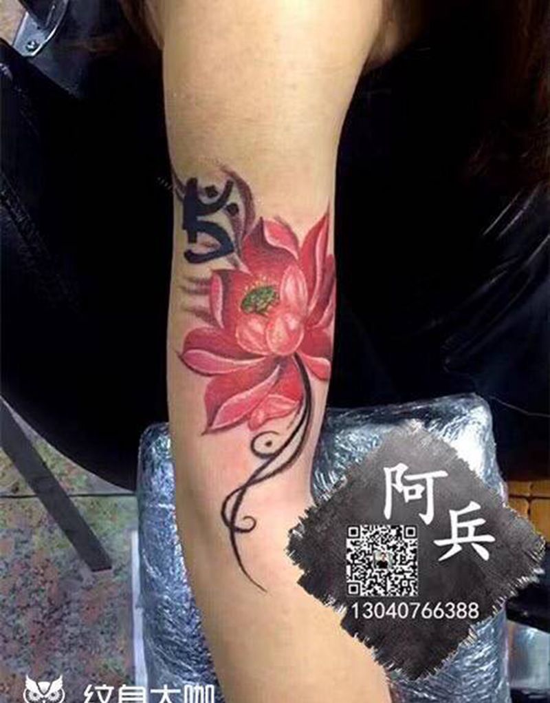 荷花纹身图片_手臂纹身图案
