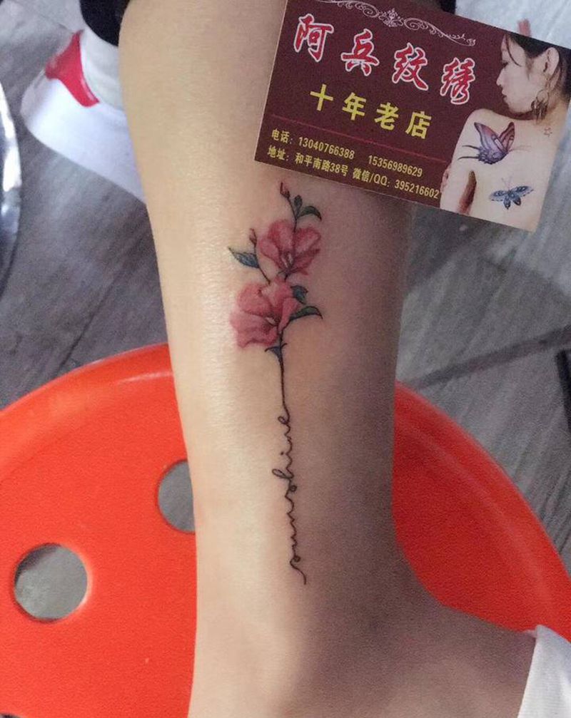 小花纹身图片_脚部纹身图案