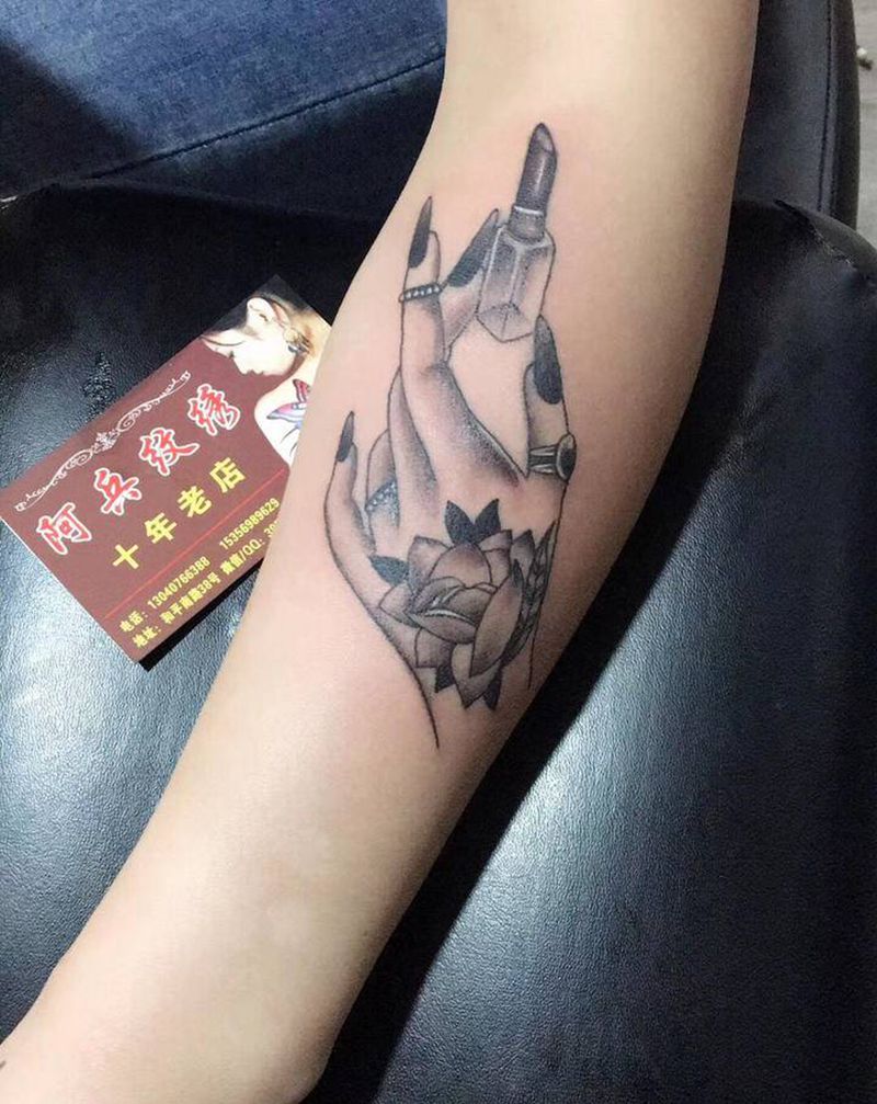 美女的手纹身图片_手臂纹身图案