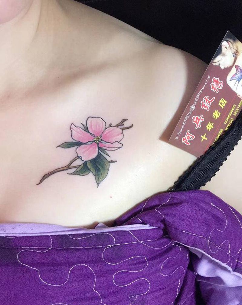 小花花纹身图片_胸部纹身图案