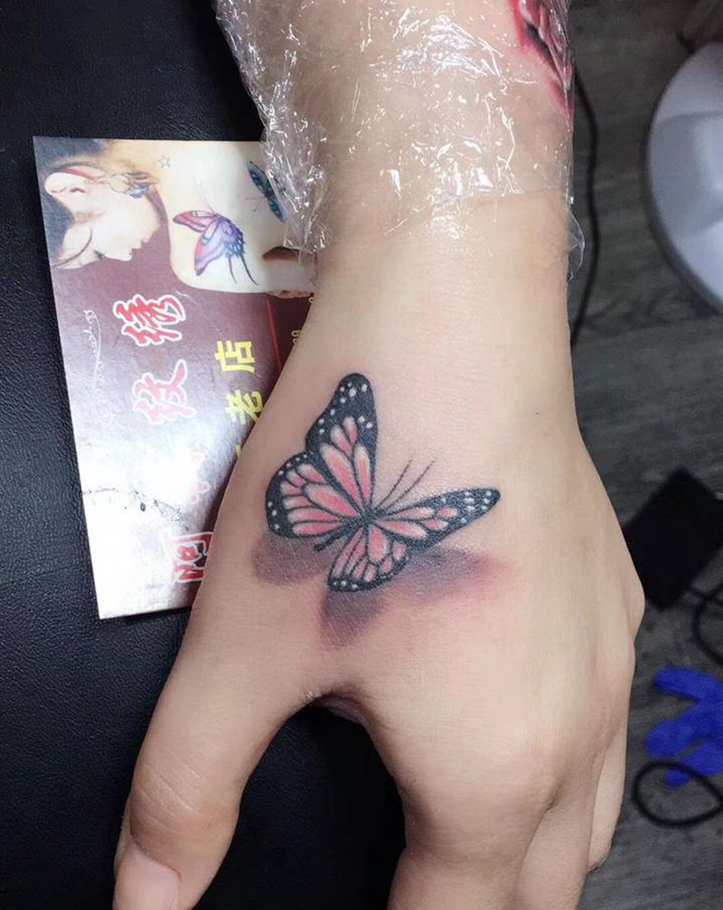蝴蝶纹身图片_手部纹身图案