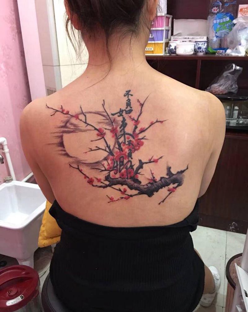 梅花纹身图片_背部纹身图案