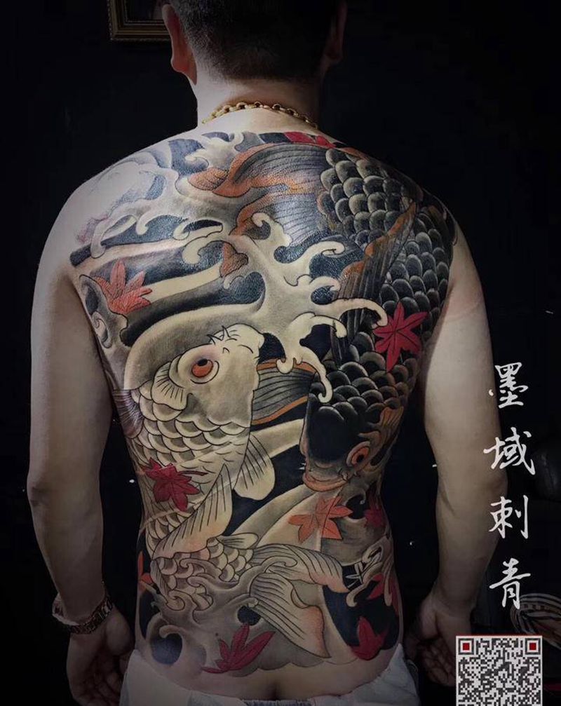 满背鲤鱼纹身图片_背部纹身图案
