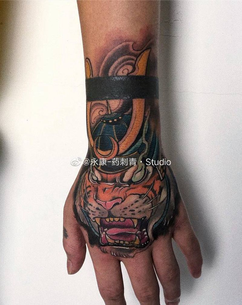 手背老虎纹身图片_手部新传统纹身图案