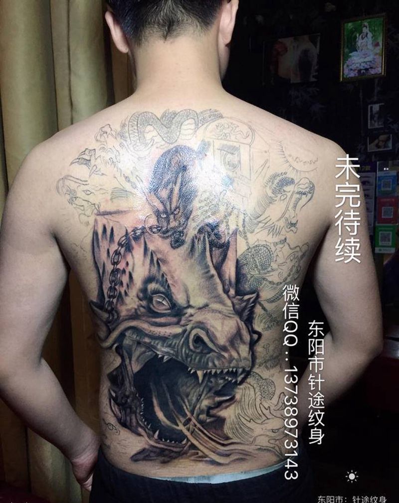 九龙拉棺未完待续纹身图片_背部纹身图案
