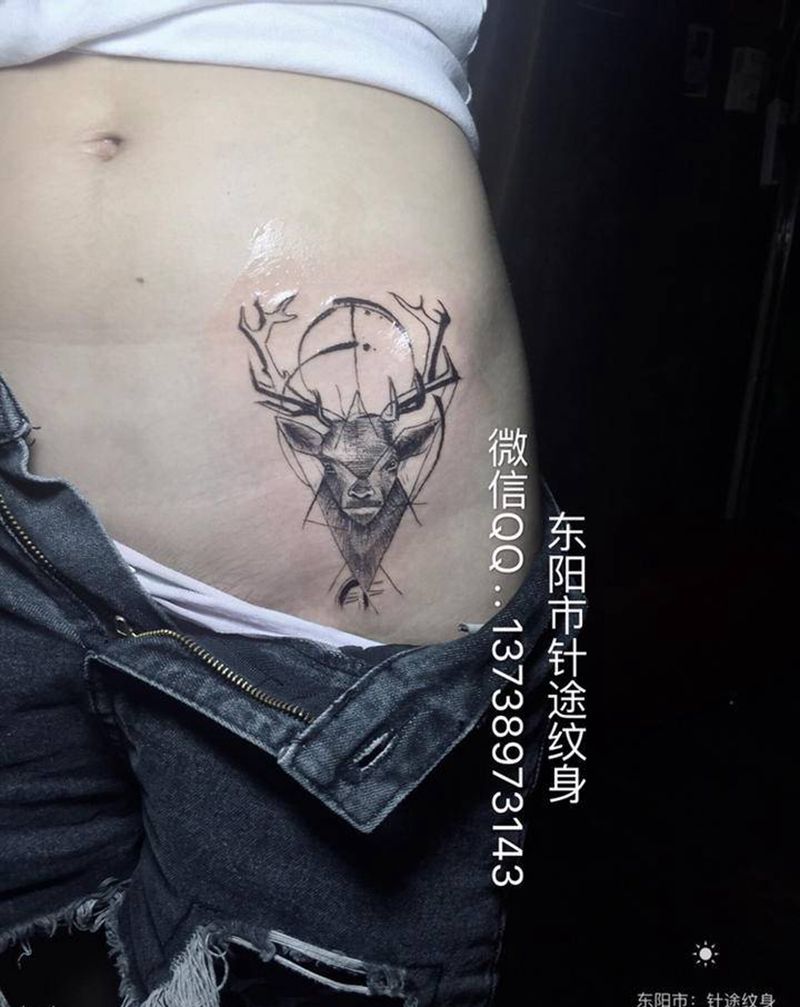 鹿头纹身图片_腰部几何纹身图案