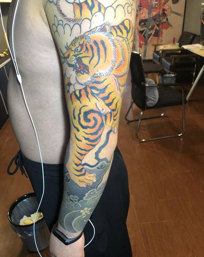 老虎纹身图片_手臂老传统老虎日式老传统纹身图案