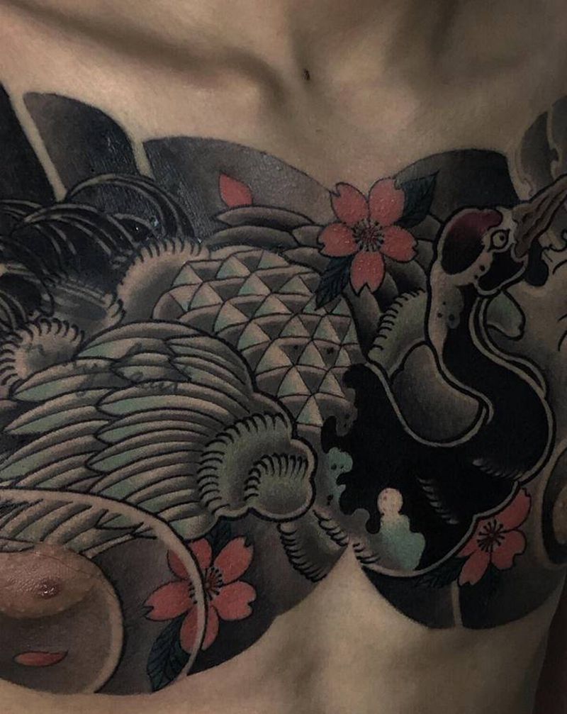 鹤纹身图片_胸部老传统纹身图案