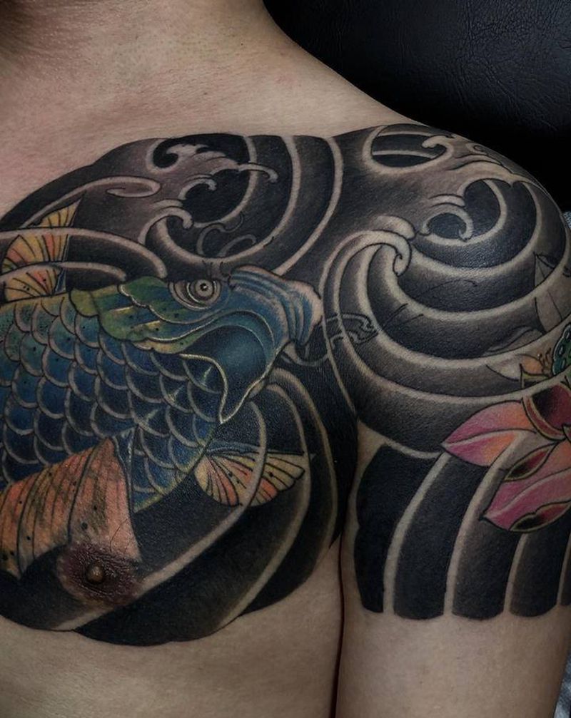 半胛遮盖纹身图片_胸部手臂老传统纹身图案