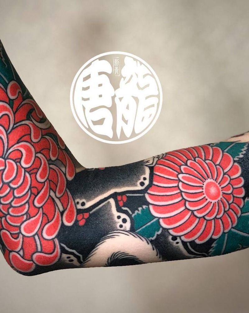 经典老传统花臂纹身图片_手臂老传统菊花纹身图案