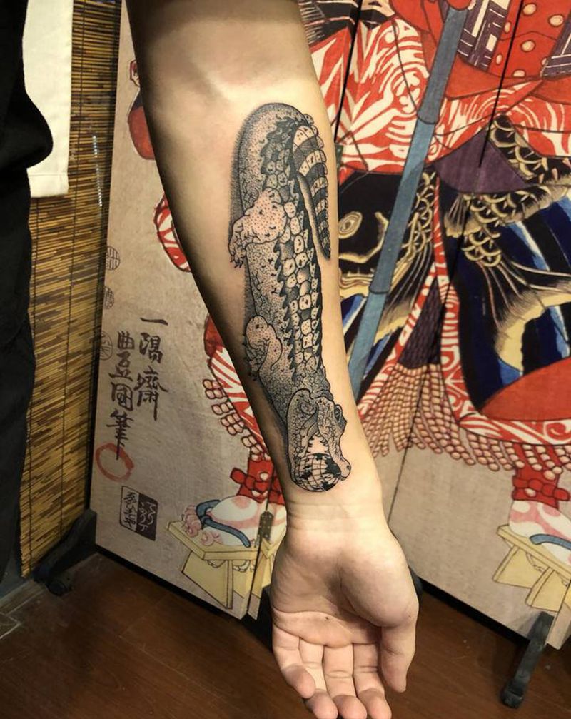 大鳄鱼纹身图片_手臂点刺鳄鱼纹身图案