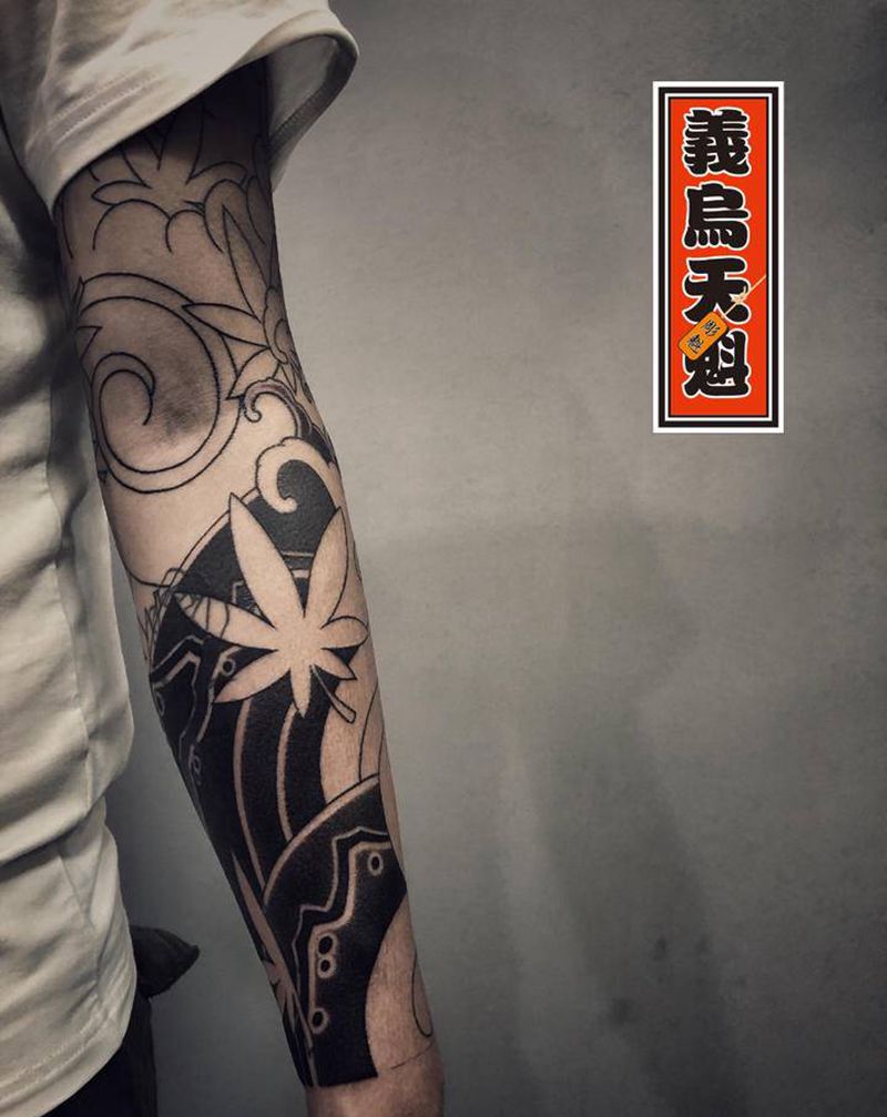枫叶花臂和鲤鱼花臂纹身图片_手部手臂老传统纹身图案