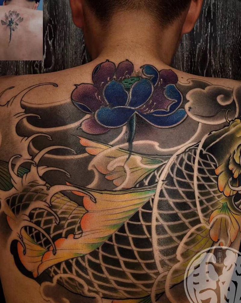 唐龍峯•锦鲤遮盖纹身图片_背部新传统锦鲤 莲花纹身图案