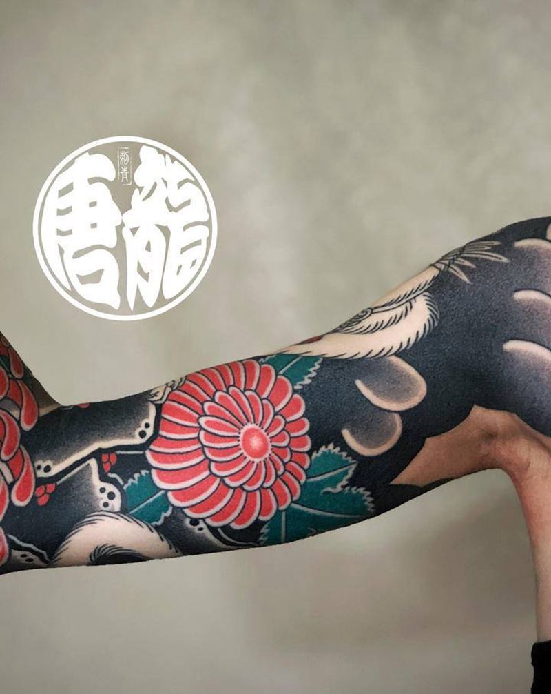 老传统花臂•唐龍毛毛纹身图片_手臂老传统菊花 狗纹身图案