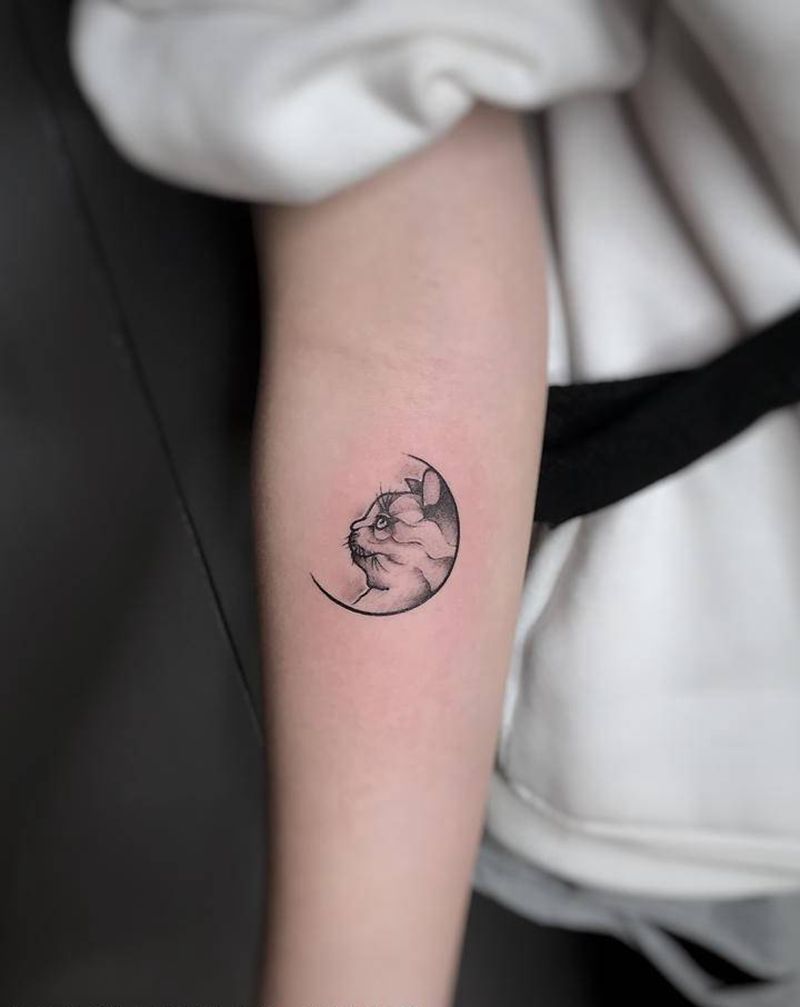 眺望远方的喵纹身图片_手臂欧美写实纹身图案