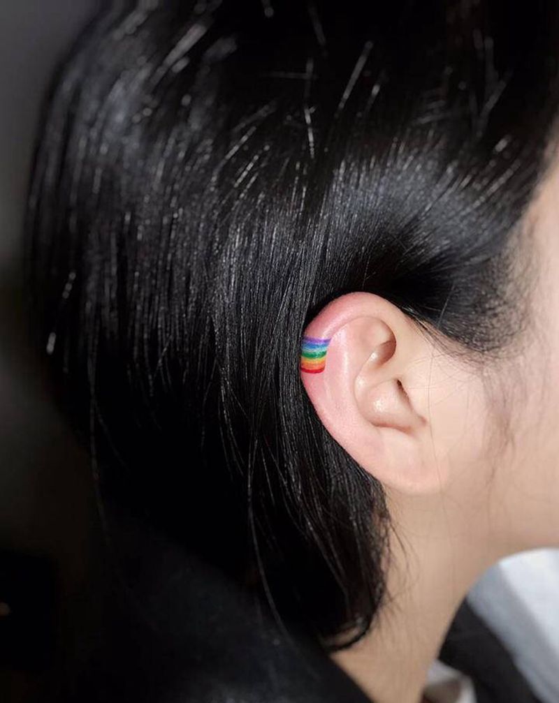 耳边的彩虹纹身图片_水彩纹身图案