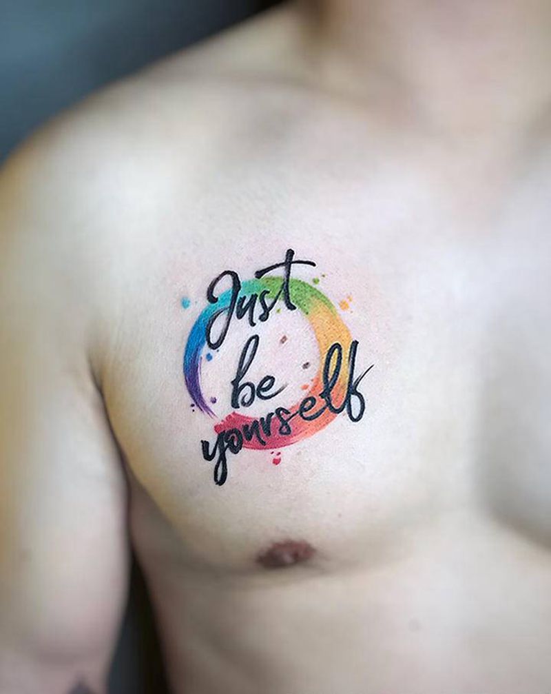 笔触彩虹纹身图片_胸部水彩纹身图案