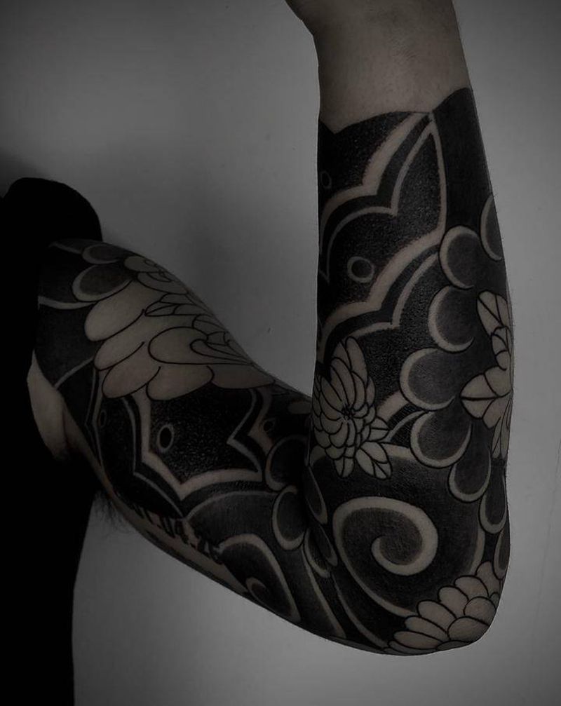 老传统菊花花臂纹身图片_手臂老传统纹身图案