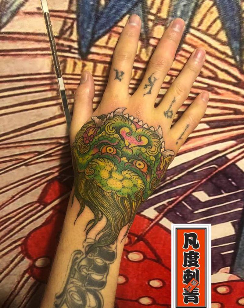 手背唐狮子纹身图片_手部新传统手背传统唐狮纹身图案