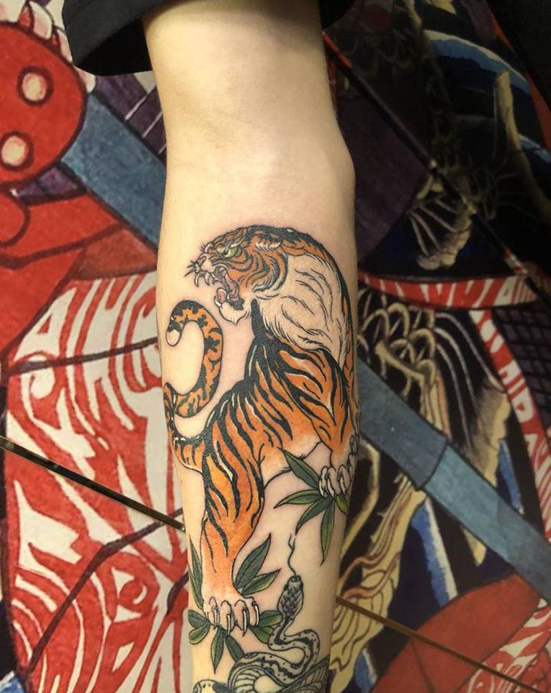 小臂老虎纹身纹身图片_手臂老传统老虎小臂拼接纹身图案