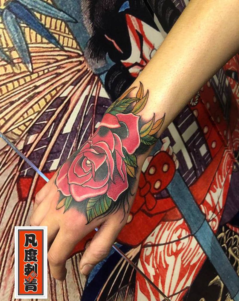 手背玫瑰纹身图片_手部欧美写实手背玫瑰花纹身图案