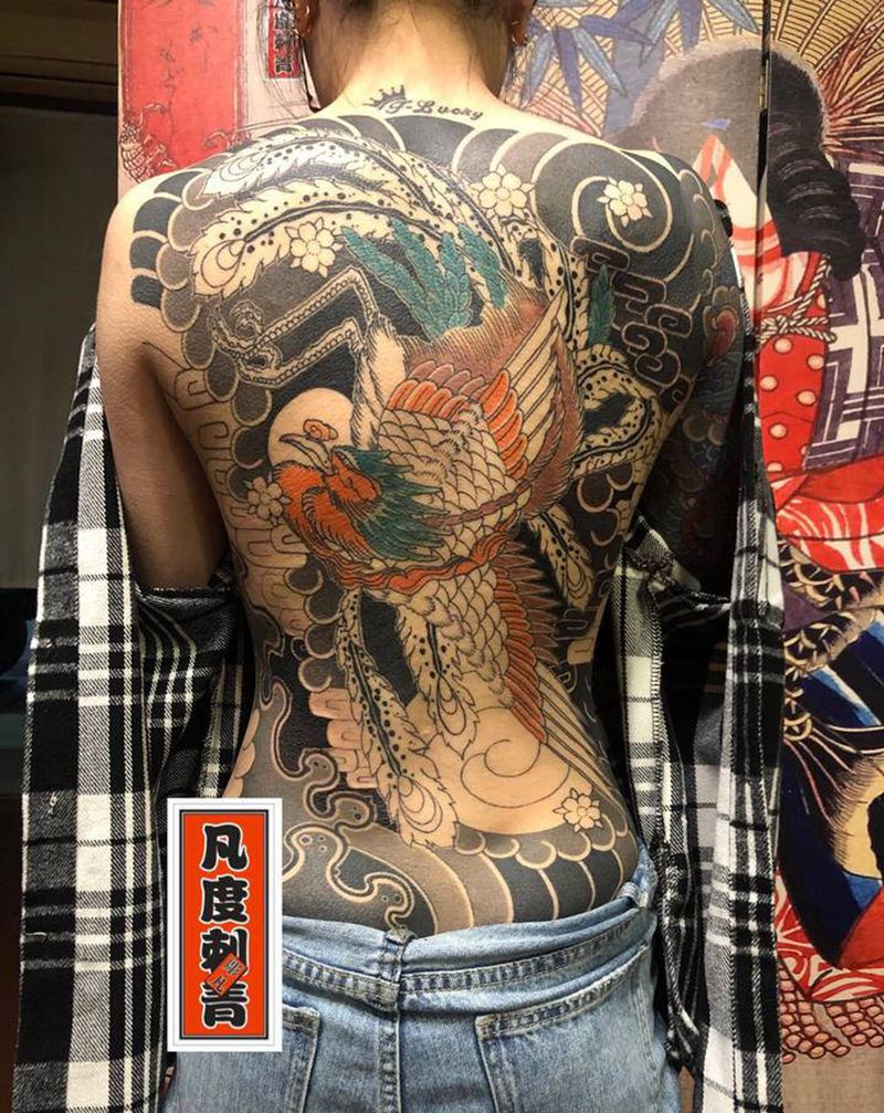 传统满背纹身图片_背部老传统凤凰老传统满背纹身图案