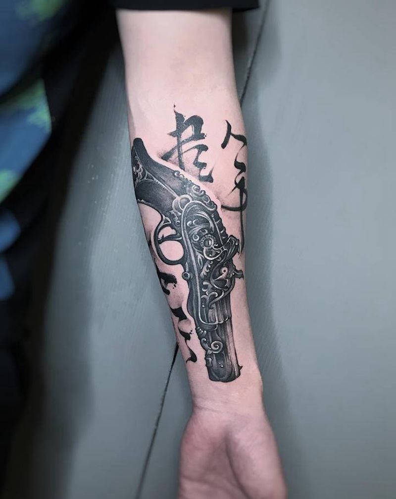 手枪修改遮盖作品纹身图片_手臂欧美写实水墨书法手枪纹身图案