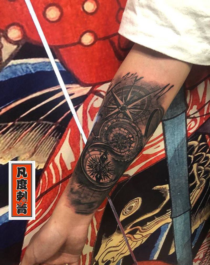 小臂内侧指南针钟表纹身纹身图片_手臂欧美写实指南针钟表欧美写实纹身图案