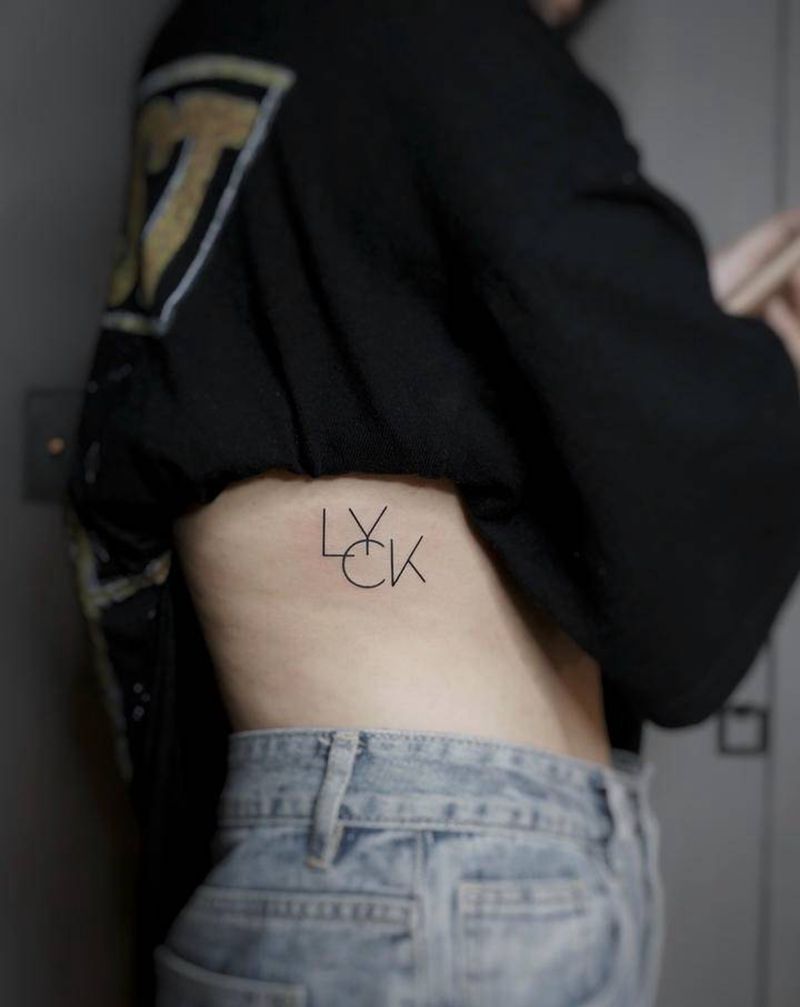 极简英文纹身图片_腰部几何纹身图案